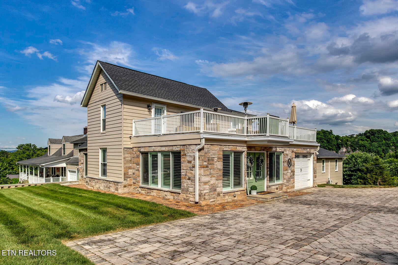 Are you looking for an adorable home with character, comfort, and styl – image 1