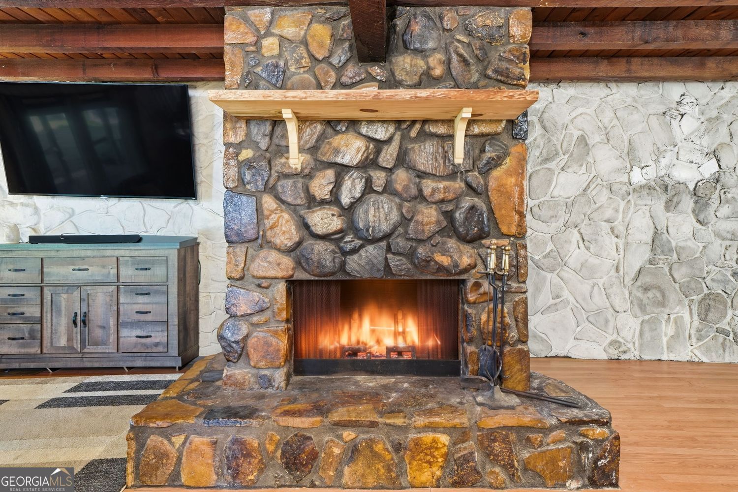 Escape to the perfect blend of privacy, functionality, and North Georg – image 6
