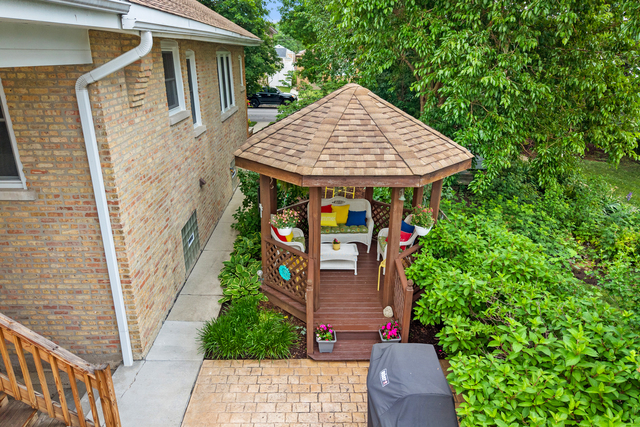 Meticulously maintained and thoughtfully updated, this charming Chicag – image 35