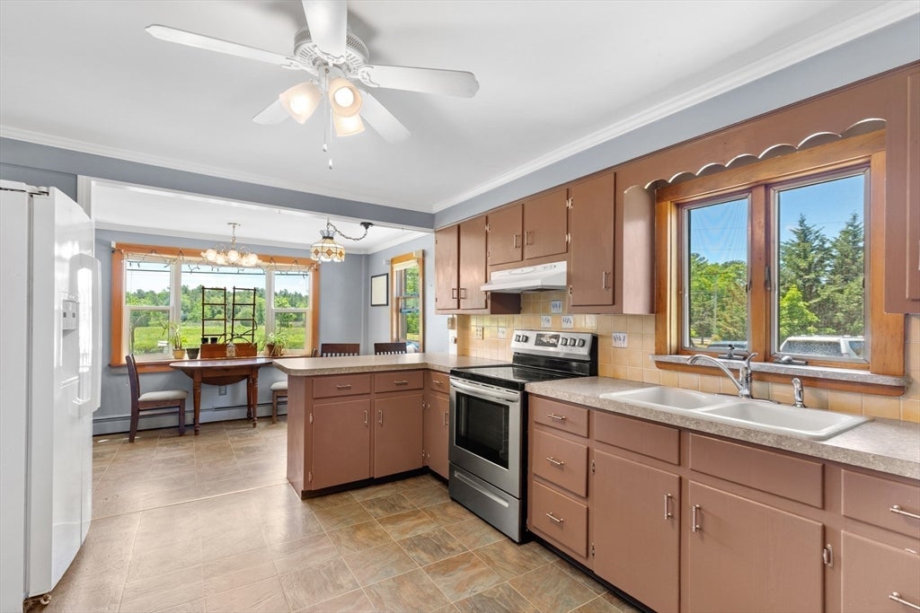 Nestled on over 2 acres, this Classic New England Cape offers the perf – image 4