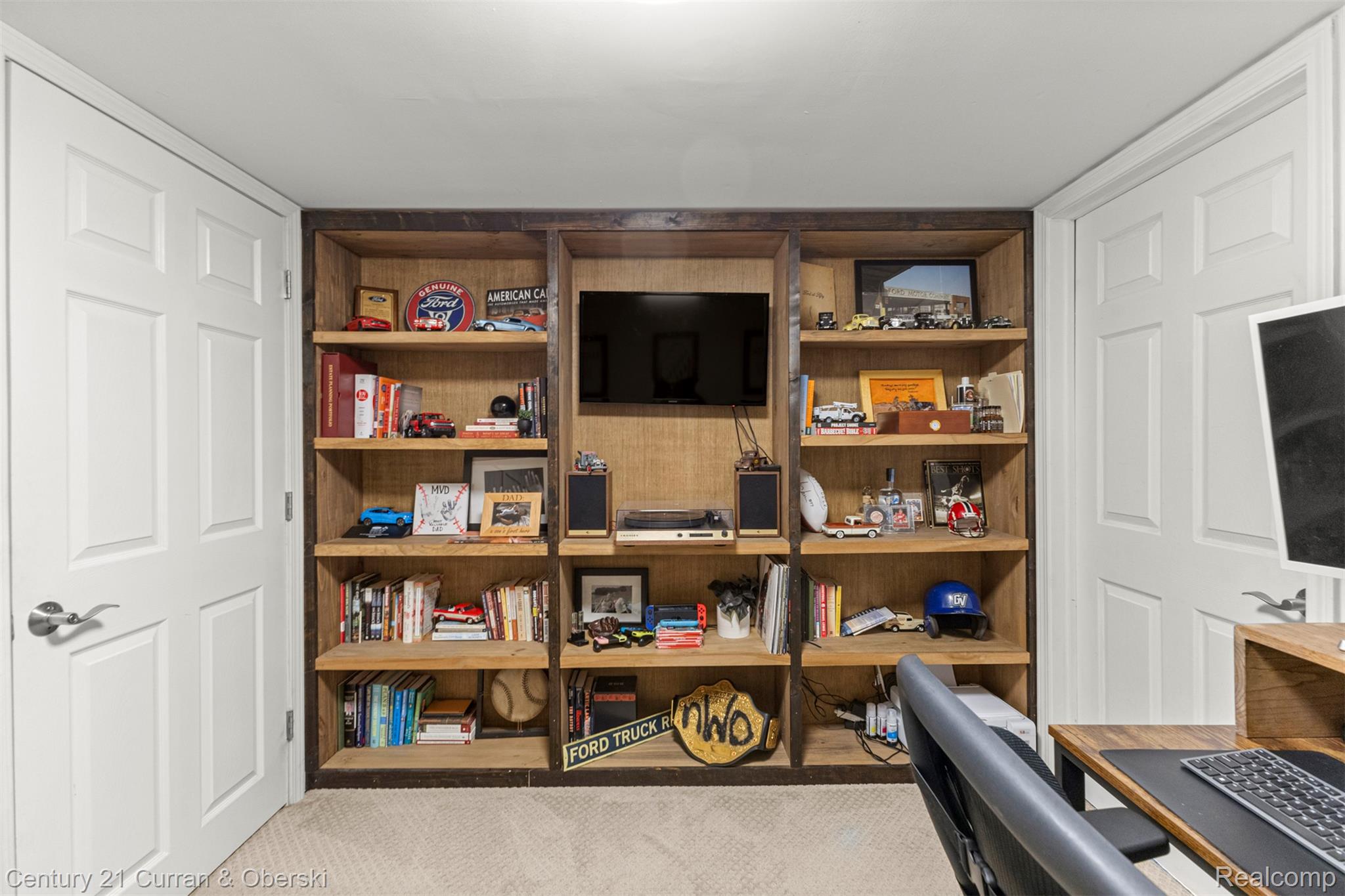 Welcome to 30999 Sudbury Street in Farmington Hills. This beautifully – image 50