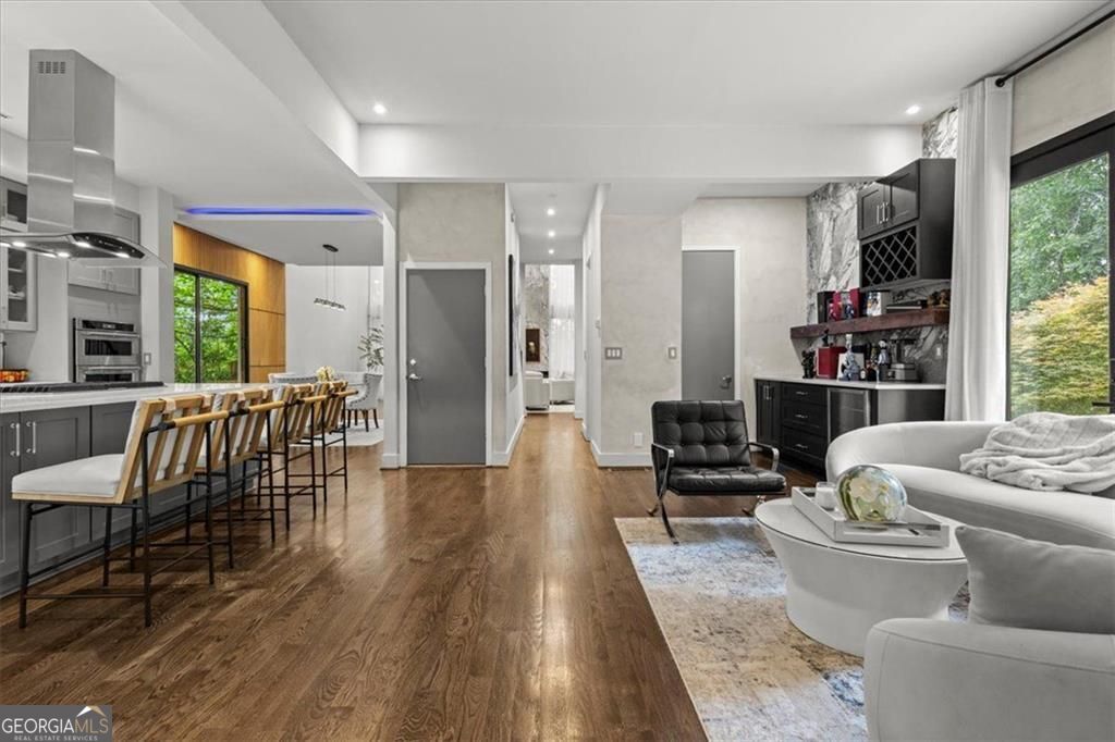 Gracious proportions and well-defined living spaces offer the perfect – image 21