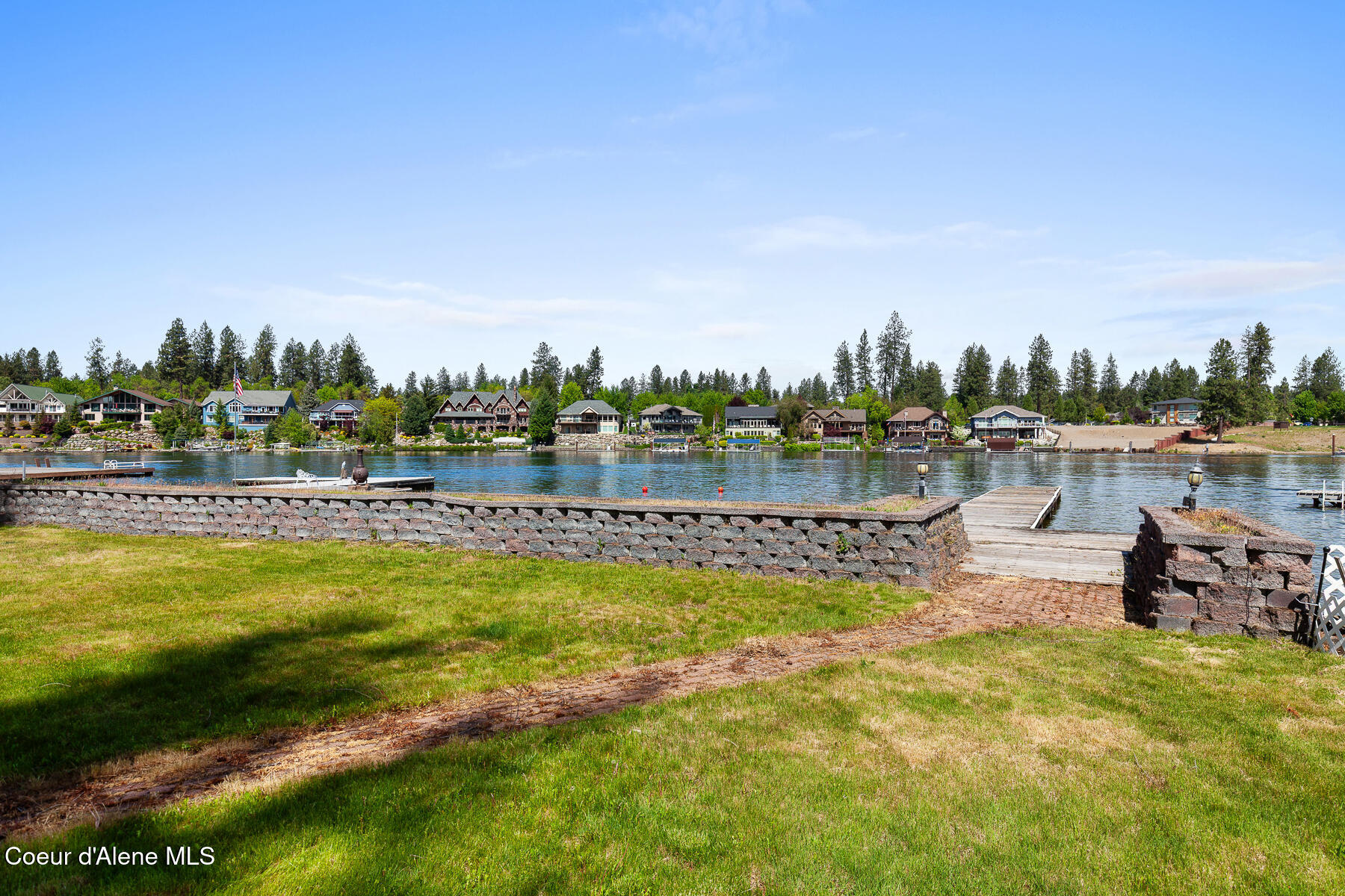 Tucked away on desirable Harbor Island, this charming Spokane River re – image 2