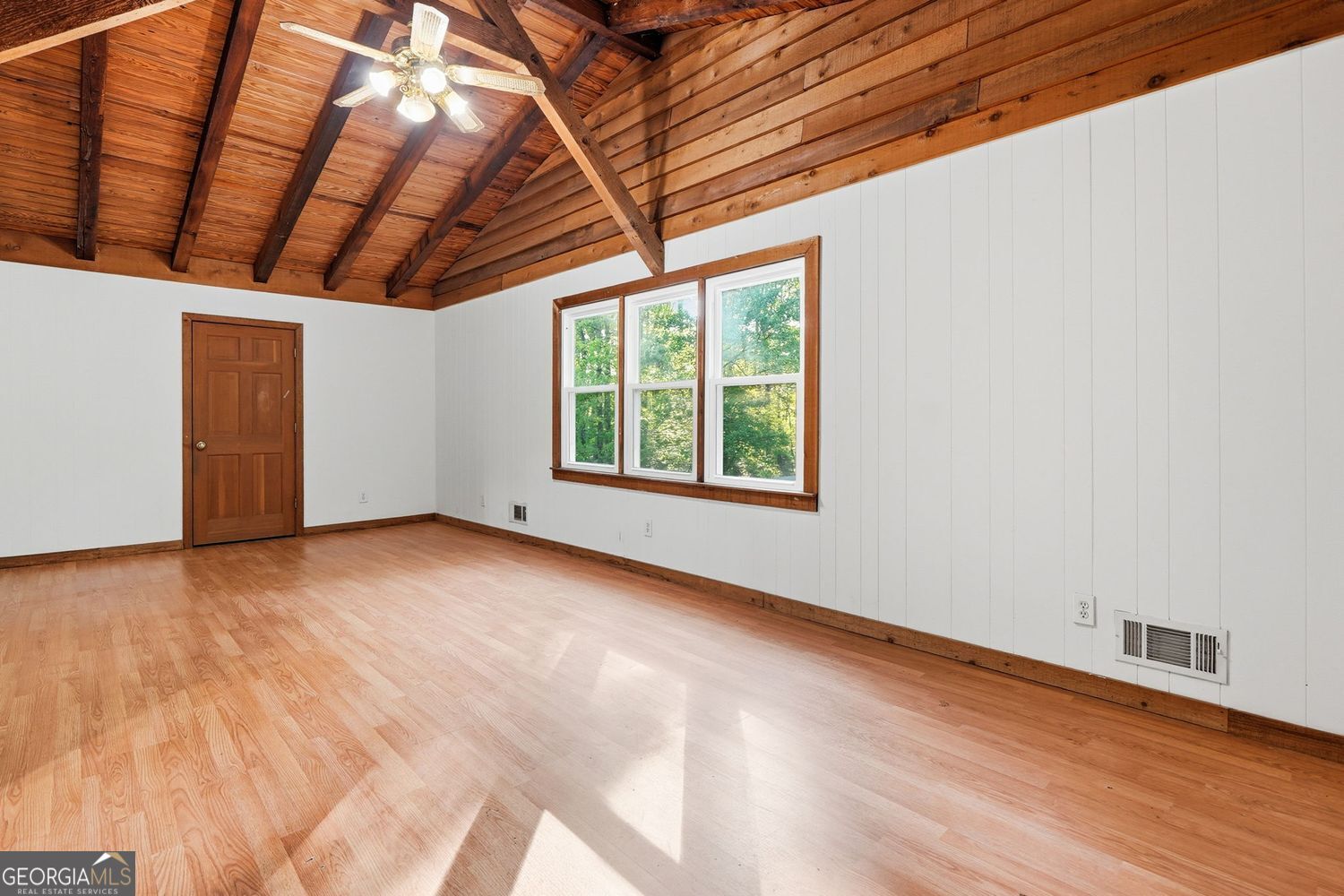 Escape to the perfect blend of privacy, functionality, and North Georg – image 26
