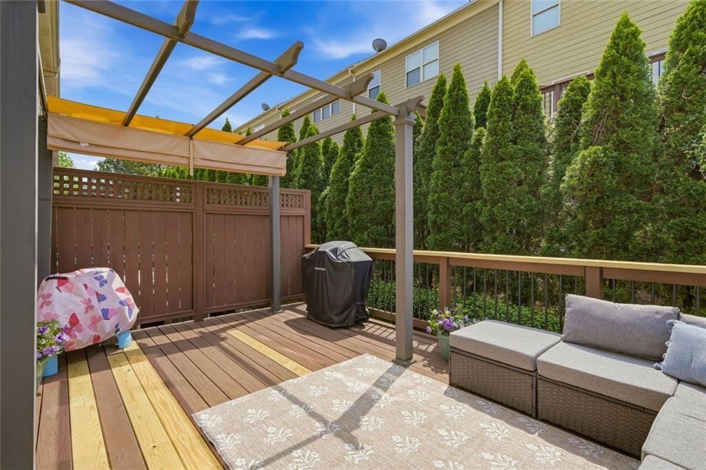 This beautifully maintained townhome in Sandy Springs offers an except – image 17