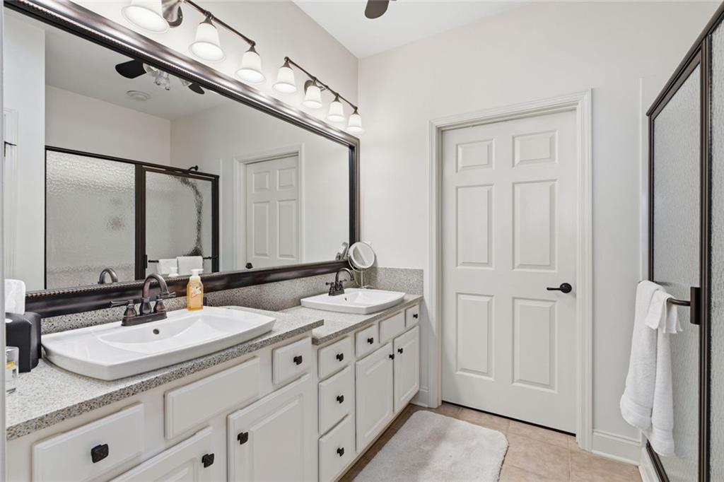 Welcome to this lovely home in the highly sought-after Orchards of Bra – image 24