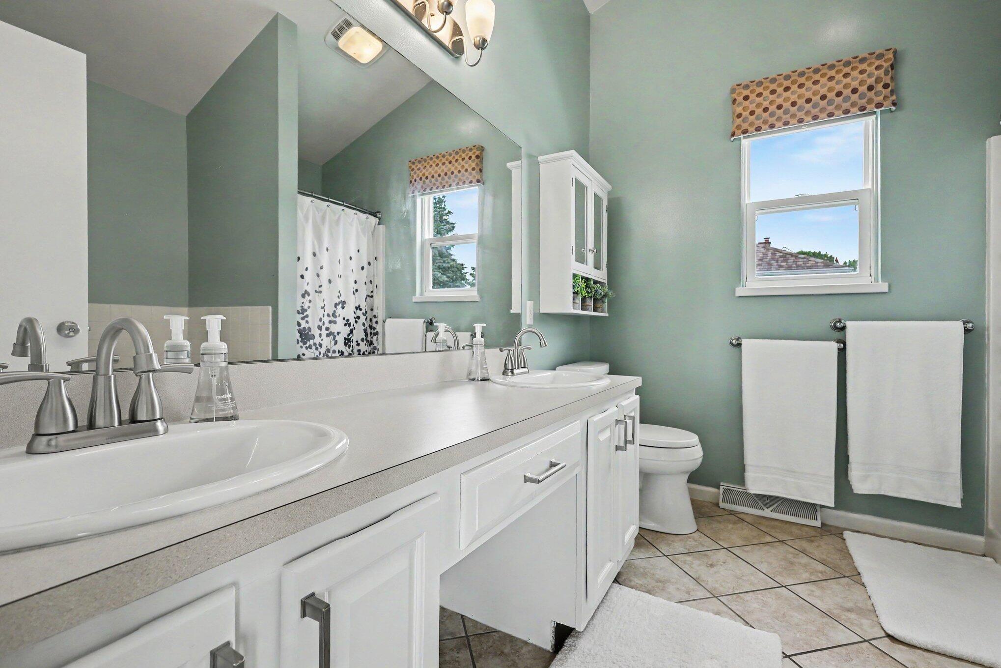 How does being located within minutes of the beach, restaurants, shopp – image 17