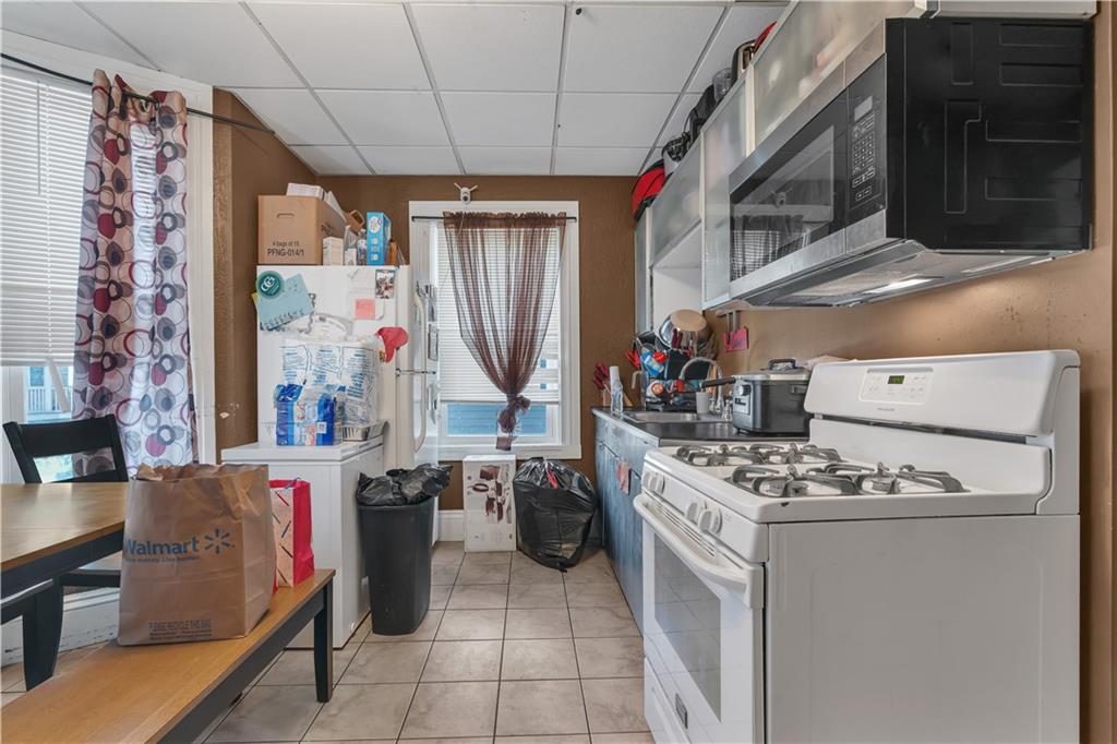 Fantastic opportunity to own a three-family home in Providences vibran – image 2