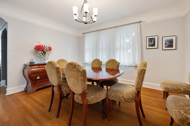 Meticulously maintained and thoughtfully updated, this charming Chicag – image 21