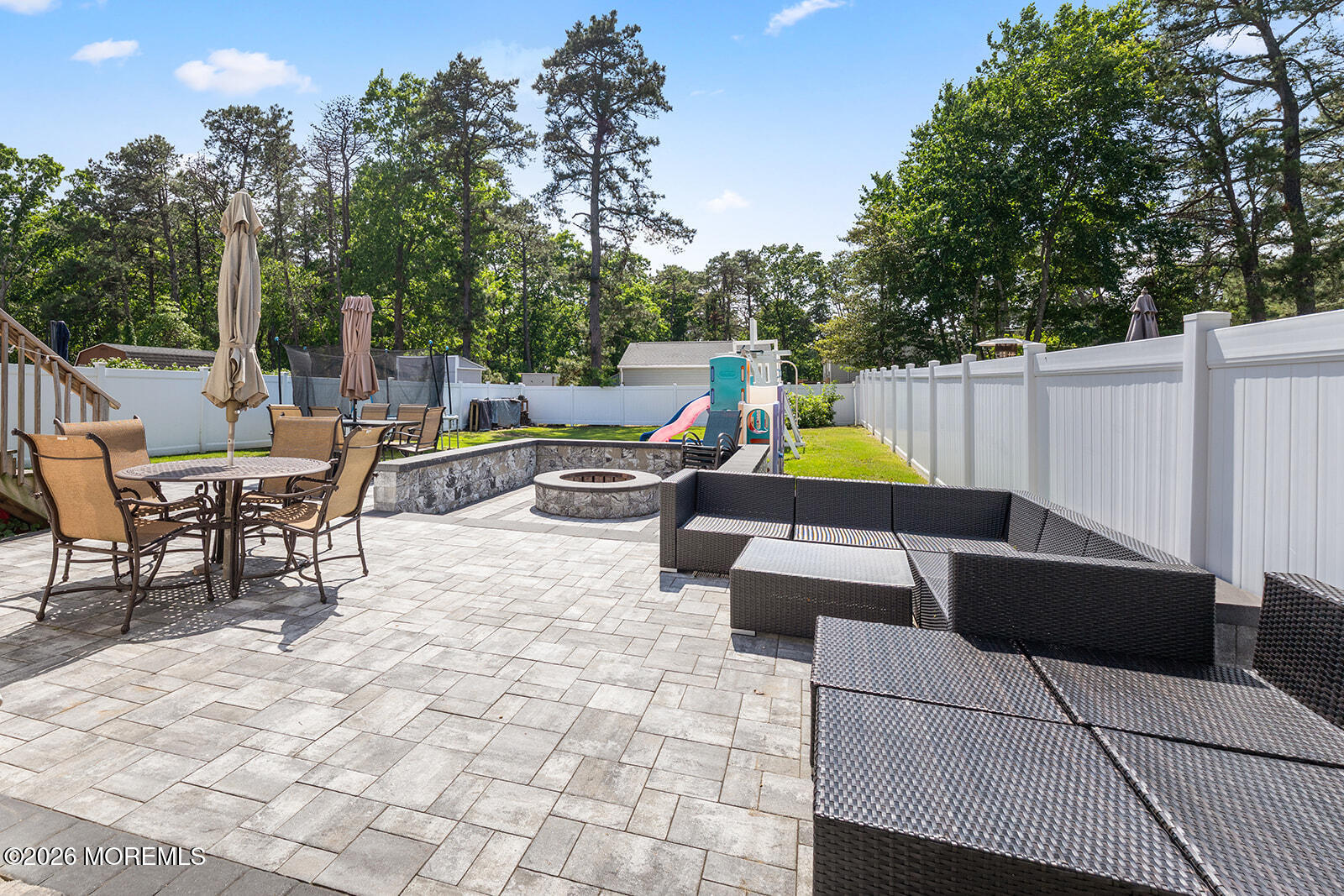 Beautifully maintained 3-bedroom, 2.5-bath home featuring an open-conc – image 33