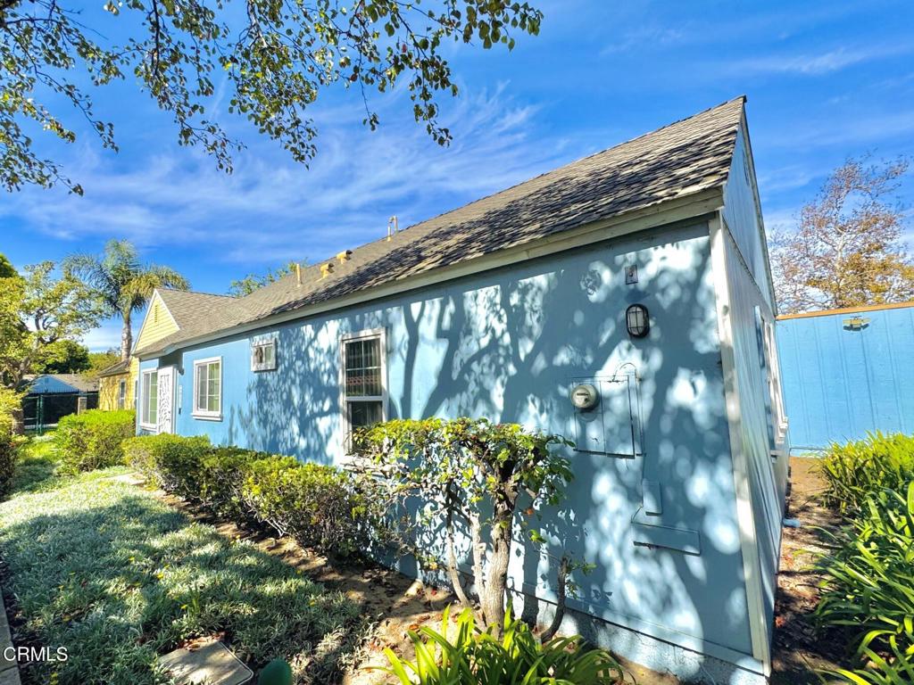 Fully Remodeled and move-in ready, this Single-Story attached Planned – image 1