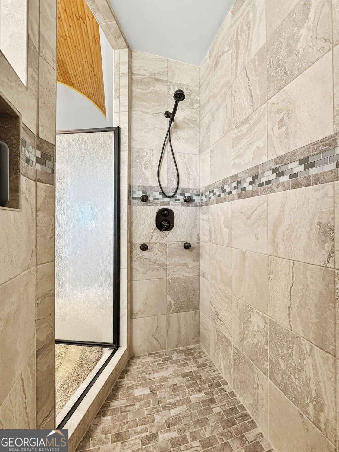Incredible custom home with tons of bells and whistles in sought after – image 33