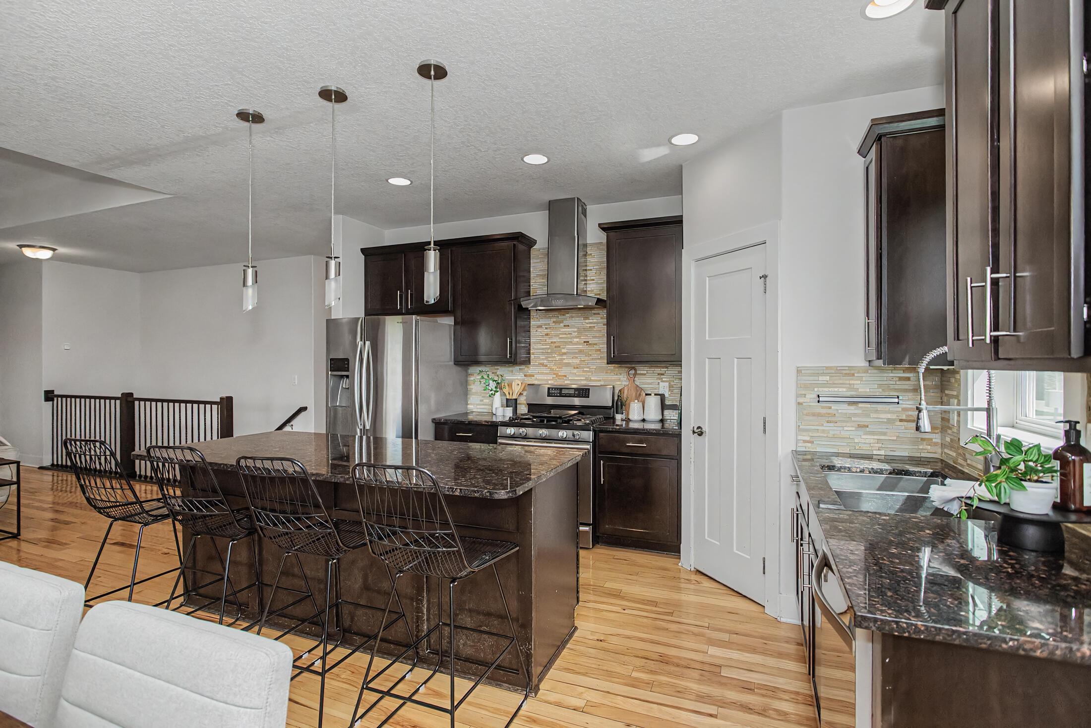 Beautifully crafted 1-story walk-out home in the highly desirable Sout – image 12