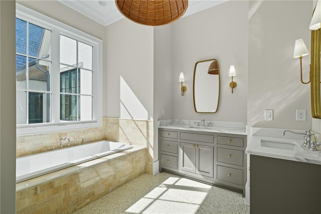 Beautiful Custom Home on gorgeous estate lot in exclusive Milton. This – image 33