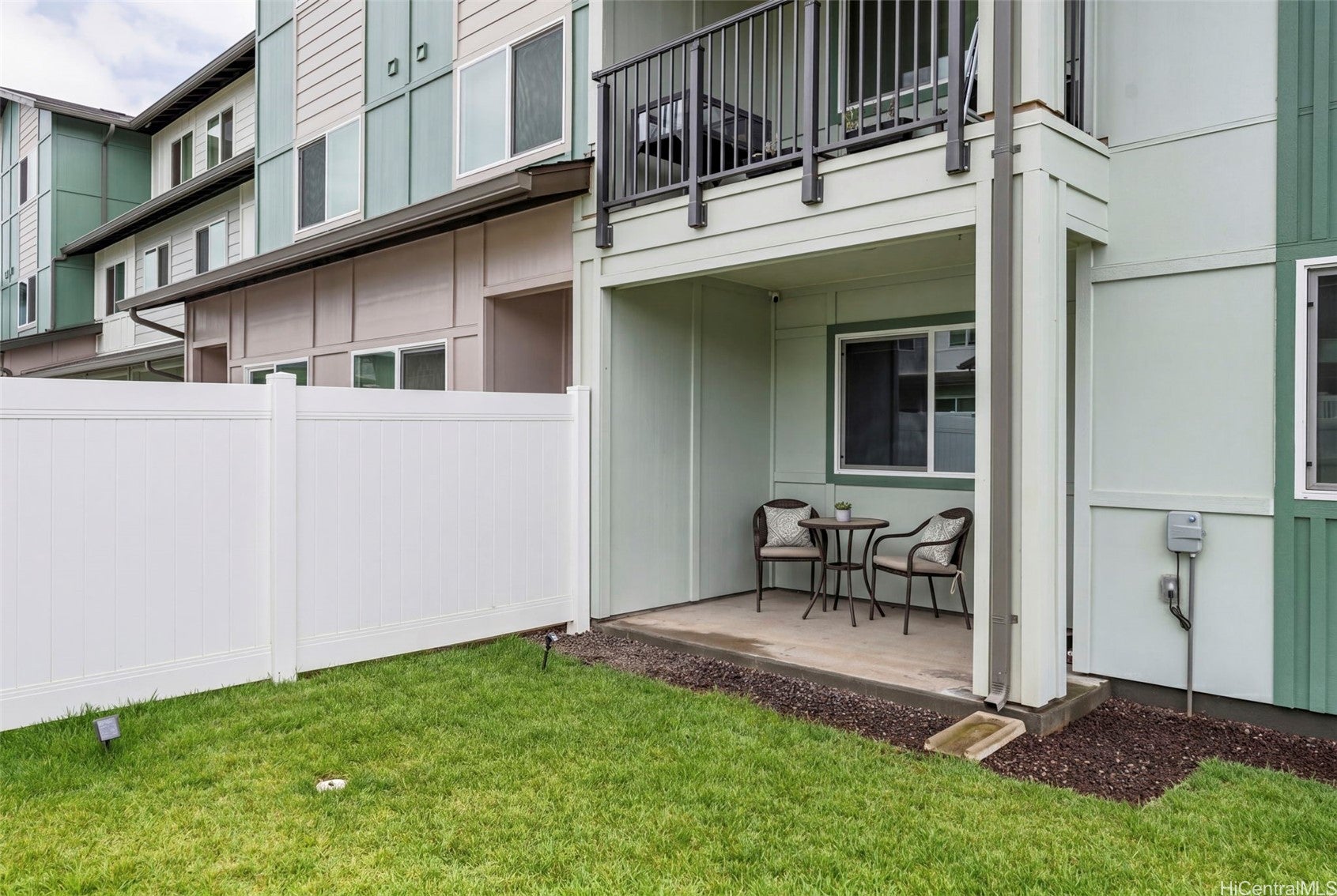 Welcome home to this beautifully maintained corner townhome at Kapili – image 13