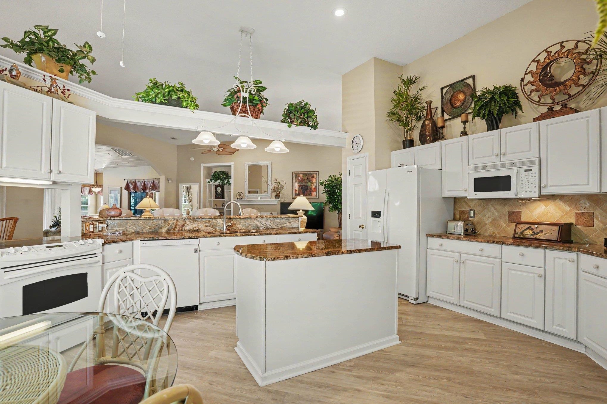 Do not miss this gorgeous updated 3 bed 2 bath single level home locat – image 14