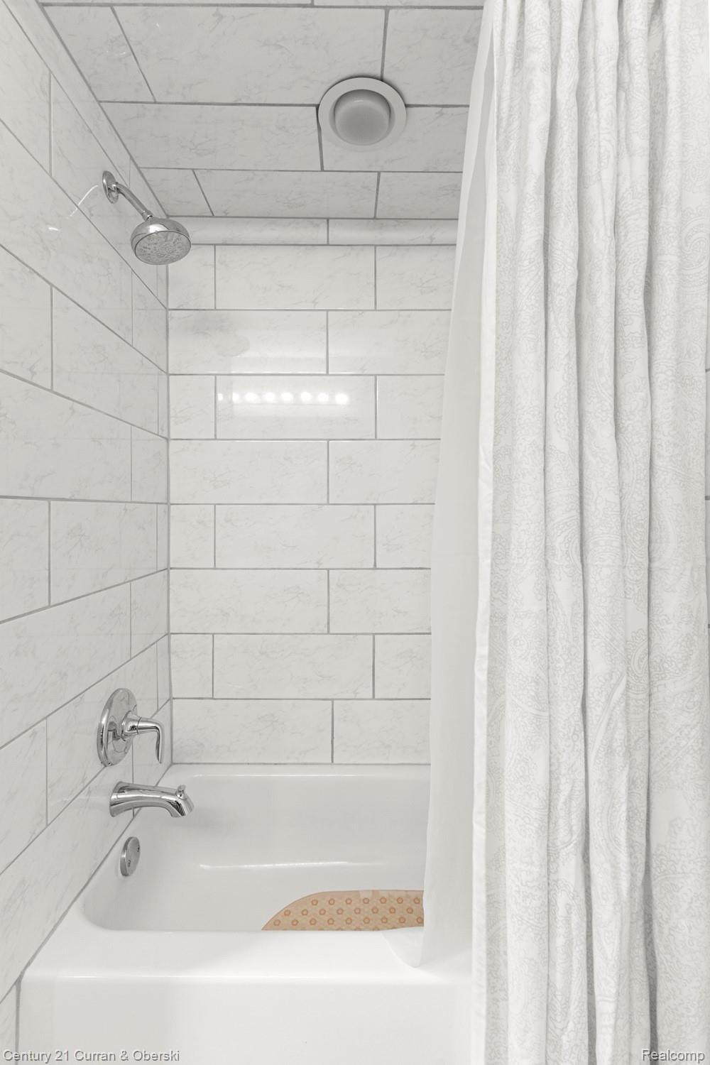 Welcome to 30999 Sudbury Street in Farmington Hills. This beautifully – image 41