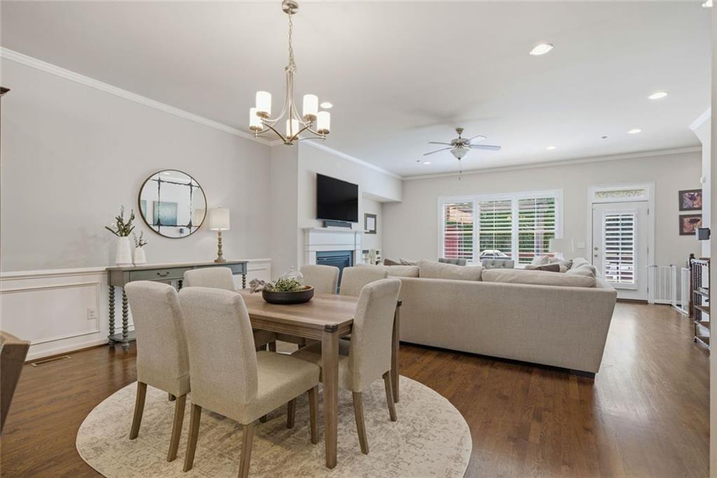 This beautifully maintained townhome in Sandy Springs offers an except – image 11