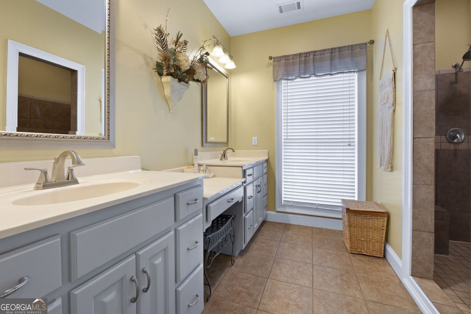 No HOA or restrictions! Full basement w/in-law suite! All Brick! Come – image 24