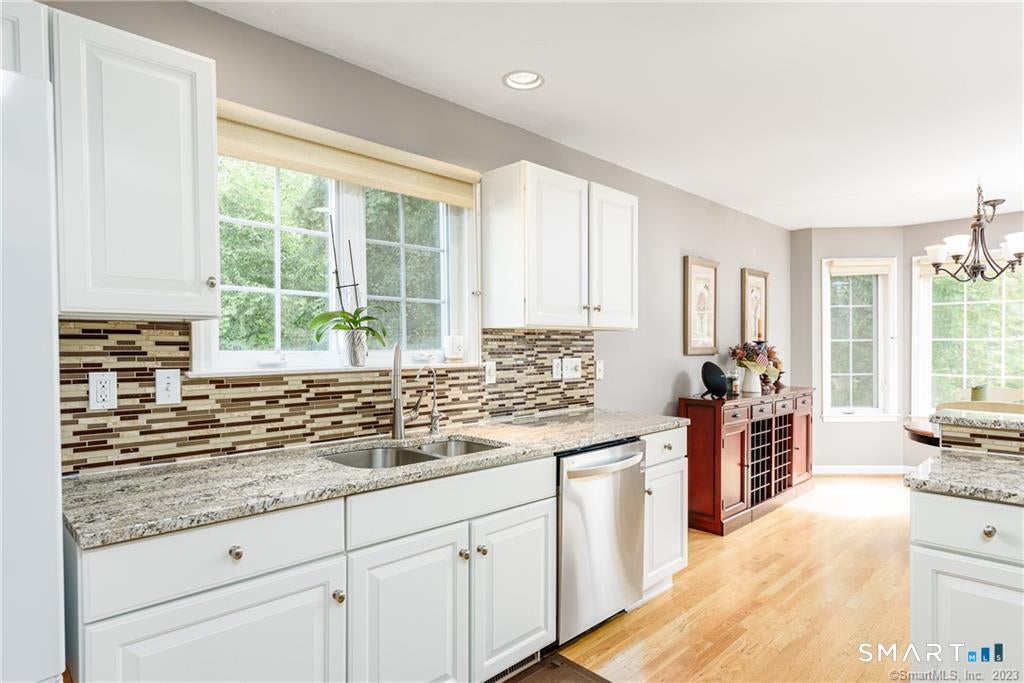 SPECTACULARLY DESIRABLE LOCATION! This rare-to-market single family is – image 11