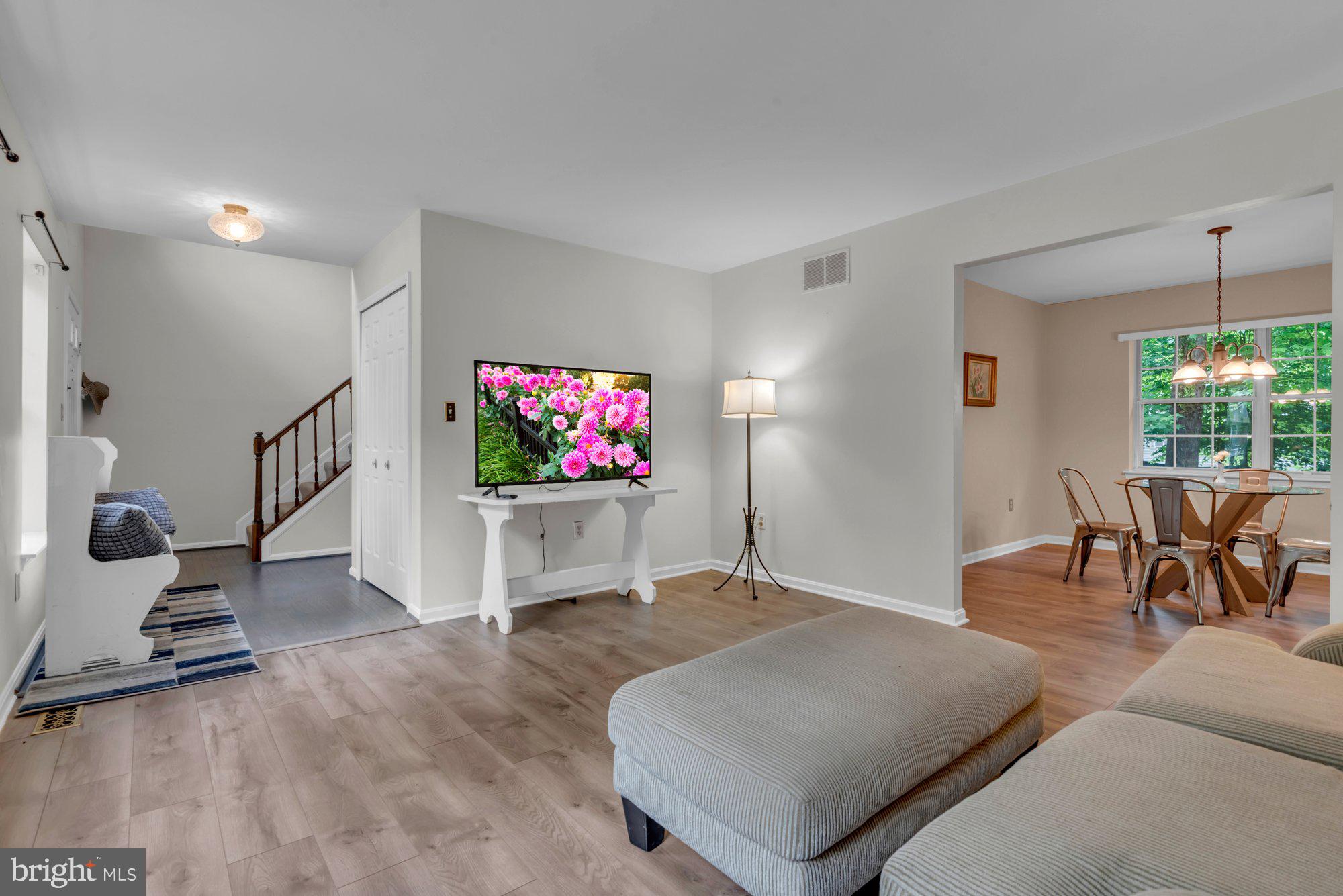 Well Cared for Home in Foxmoor located in a Cul-De-Sac. Fresh Paint, W – image 8