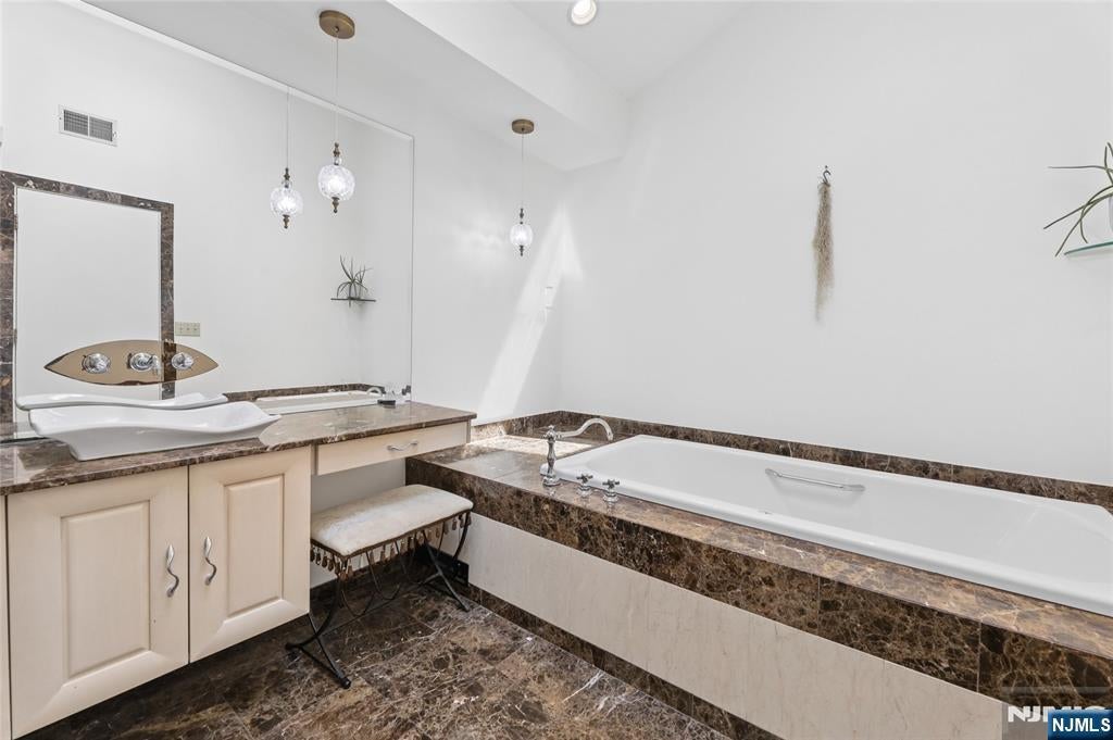 29-07 Fair Lawn Avenue, Fair Lawn, New Jersey, 07410, USA, 4 Bedrooms Bedrooms, ,4 BathroomsBathrooms,Residential,For Sale,29-07 Fair Lawn Avenue,26016016