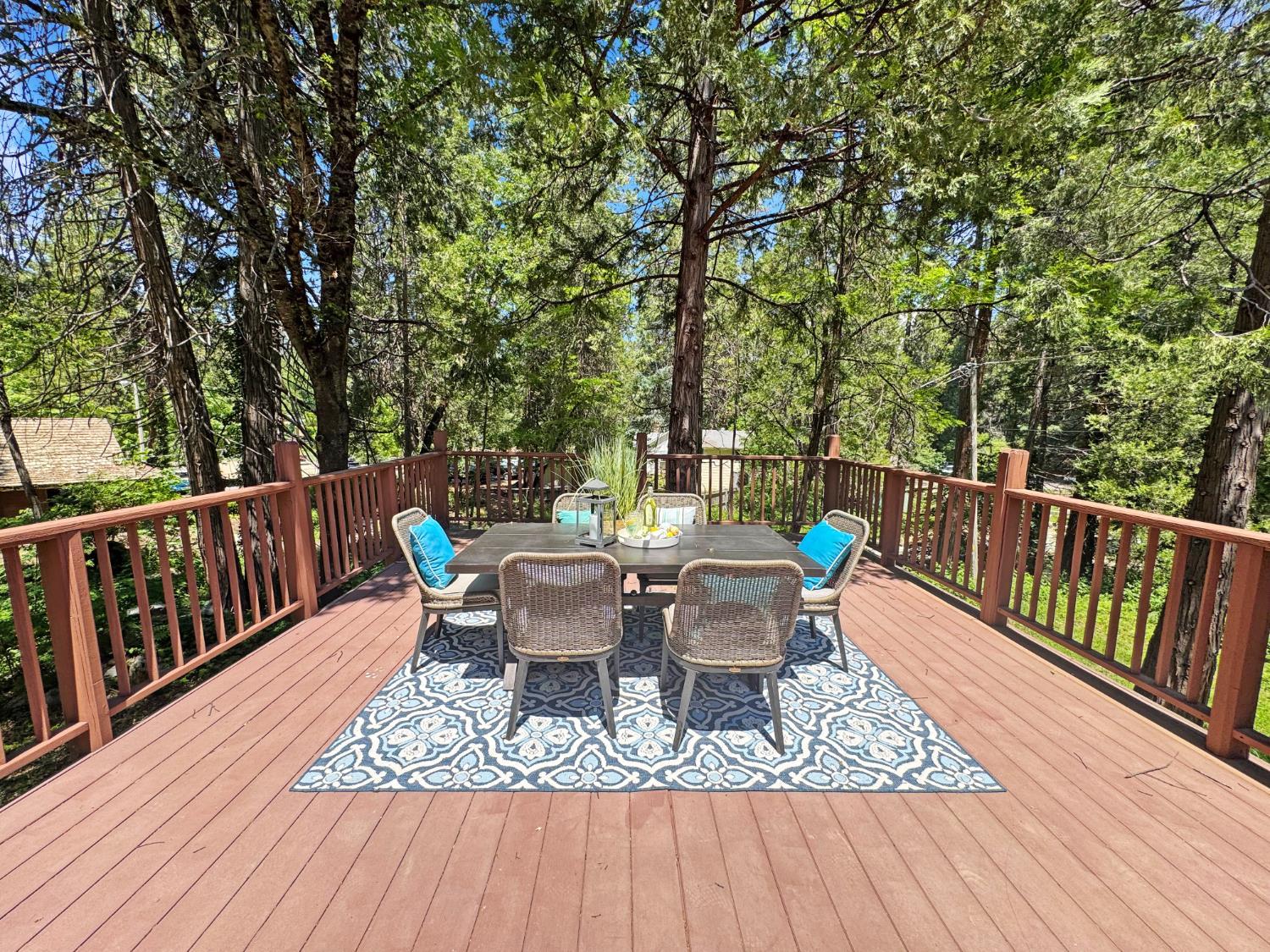 Come enjoy the privacy of this tucked-away home, perfectly positioned – image 12