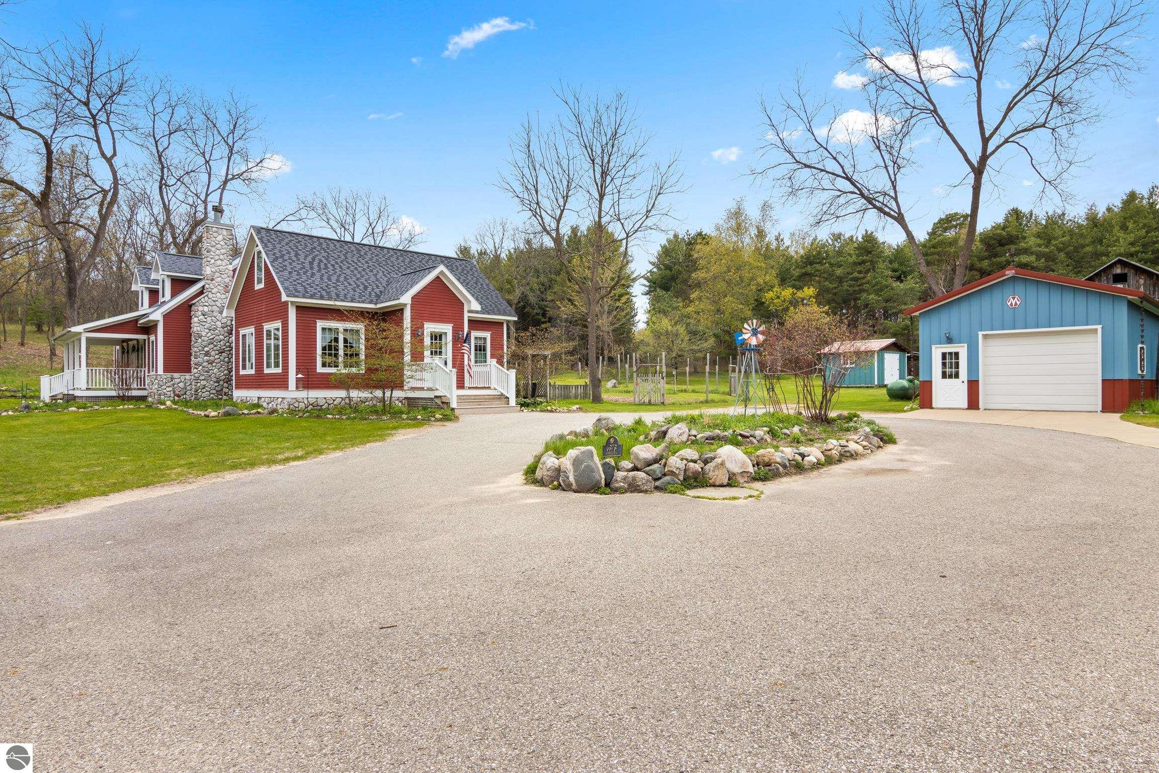 This 3-bedroom, 2.5-bath farmhouse offers a property designed for coun – image 3
