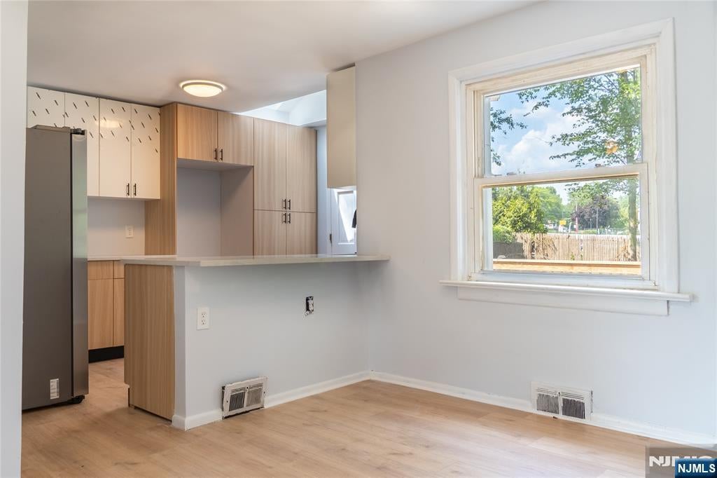 Welcome to 25 Lakeview Drive in Emerson! This beautifully renovated 3- – image 16