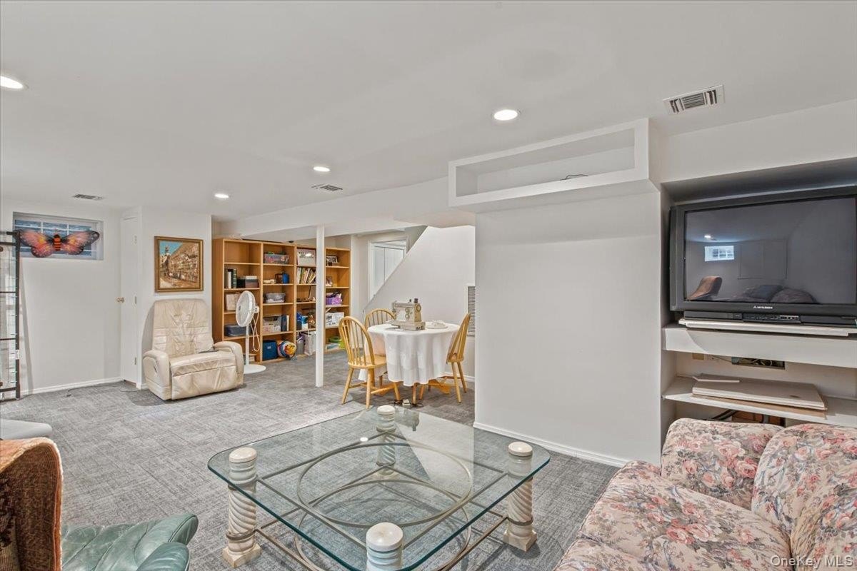 24 24 Overlook Road, Great Neck, New York, 11020, USA, 3 Bedrooms Bedrooms, ,3 BathroomsBathrooms,Residential,For Sale,24 Overlook Road,1018683