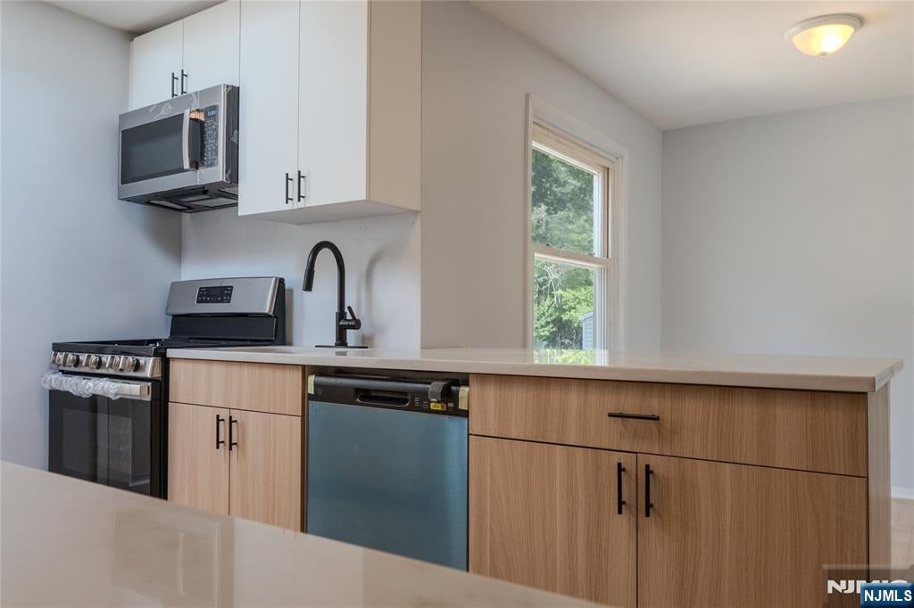 Welcome to 25 Lakeview Drive in Emerson! This beautifully renovated 3- – image 9