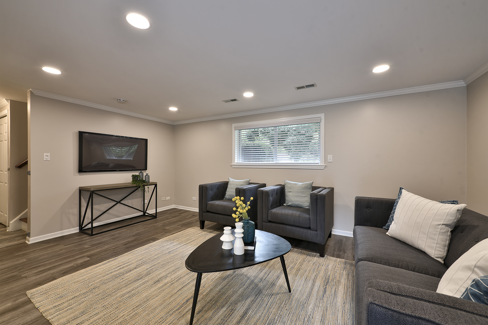 Beautifully updated and highlighted by an exceptional 25x24 detached h – image 17