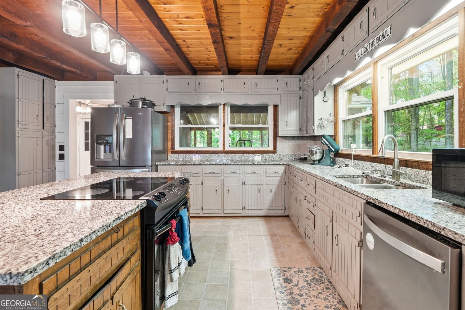 Escape to the perfect blend of privacy, functionality, and North Georg – image 12