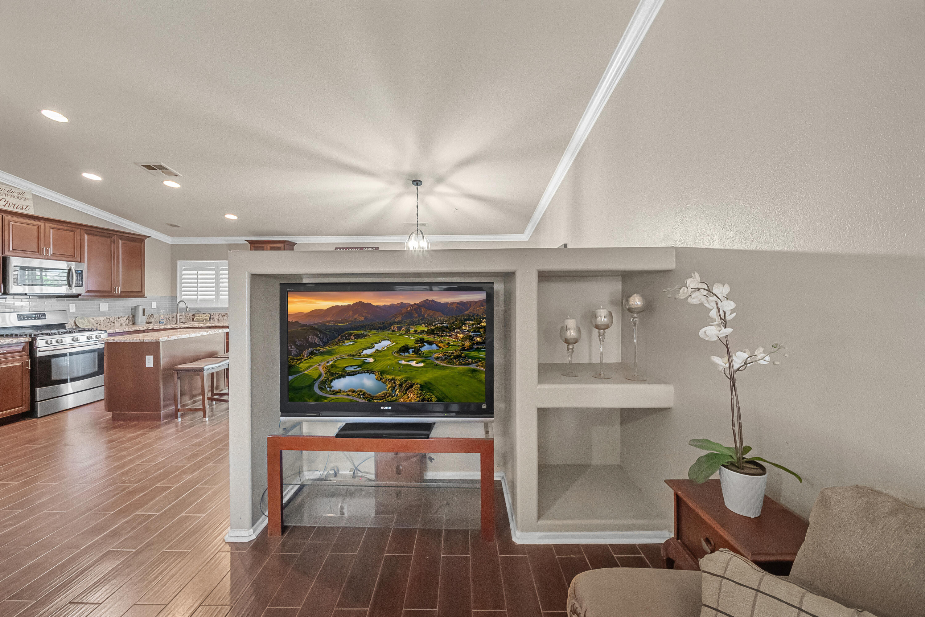 Welcome to this beautiful home in the highly desirable Villa Montego c – image 5