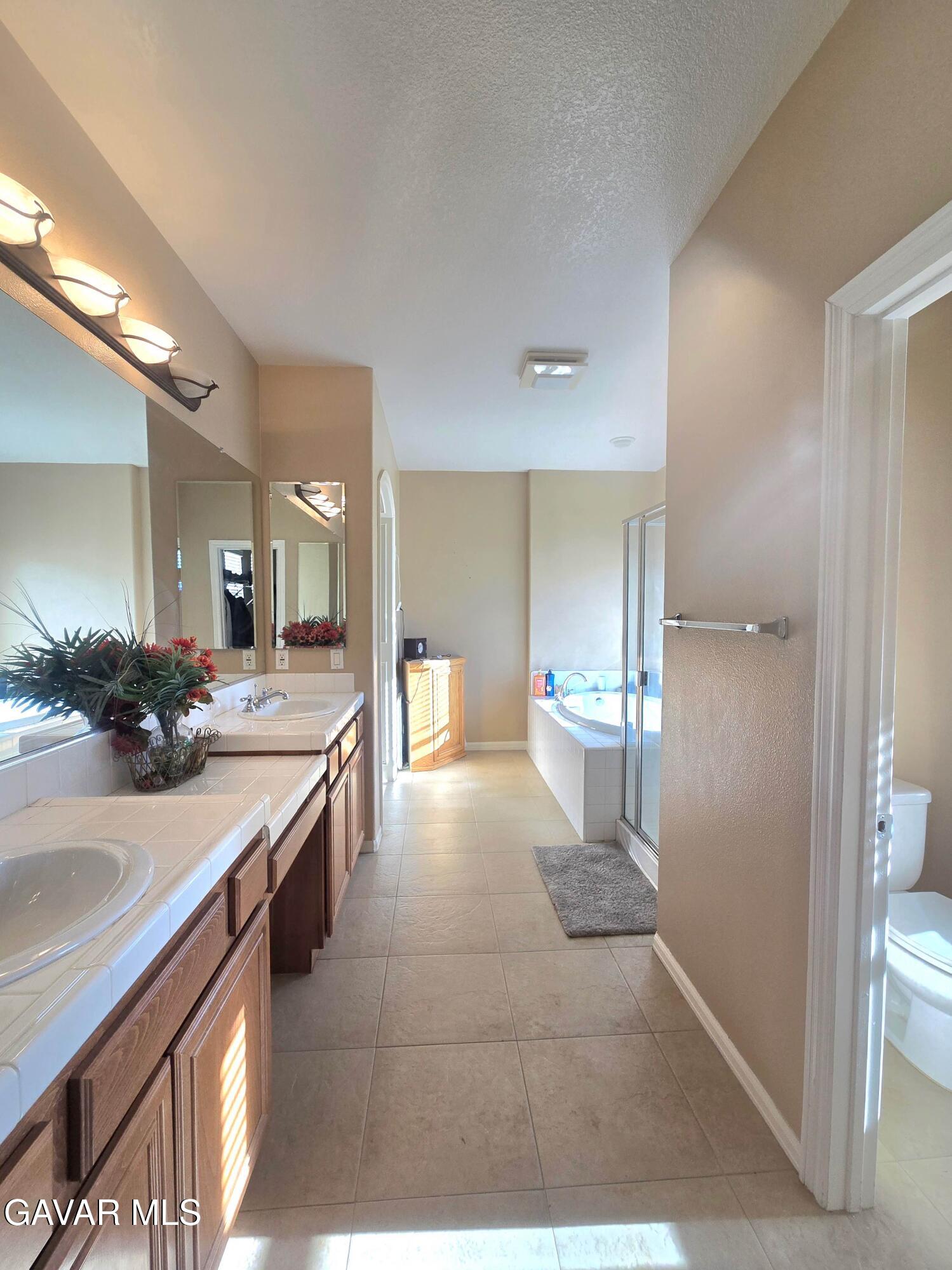 Stunning 5-bedroom, 4-bathroom, 2-story single-family home in the high – image 43