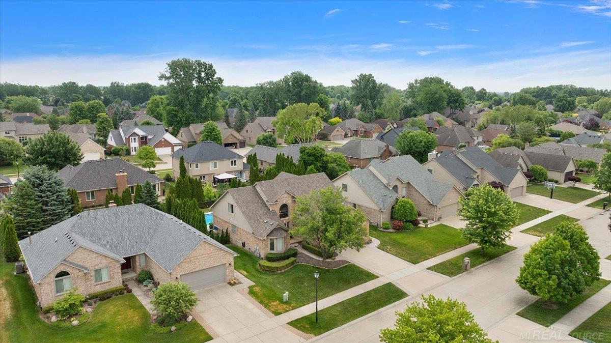 Rare find! Beautiful 4 Bedrom Split Level home with inground pool loca – image 51