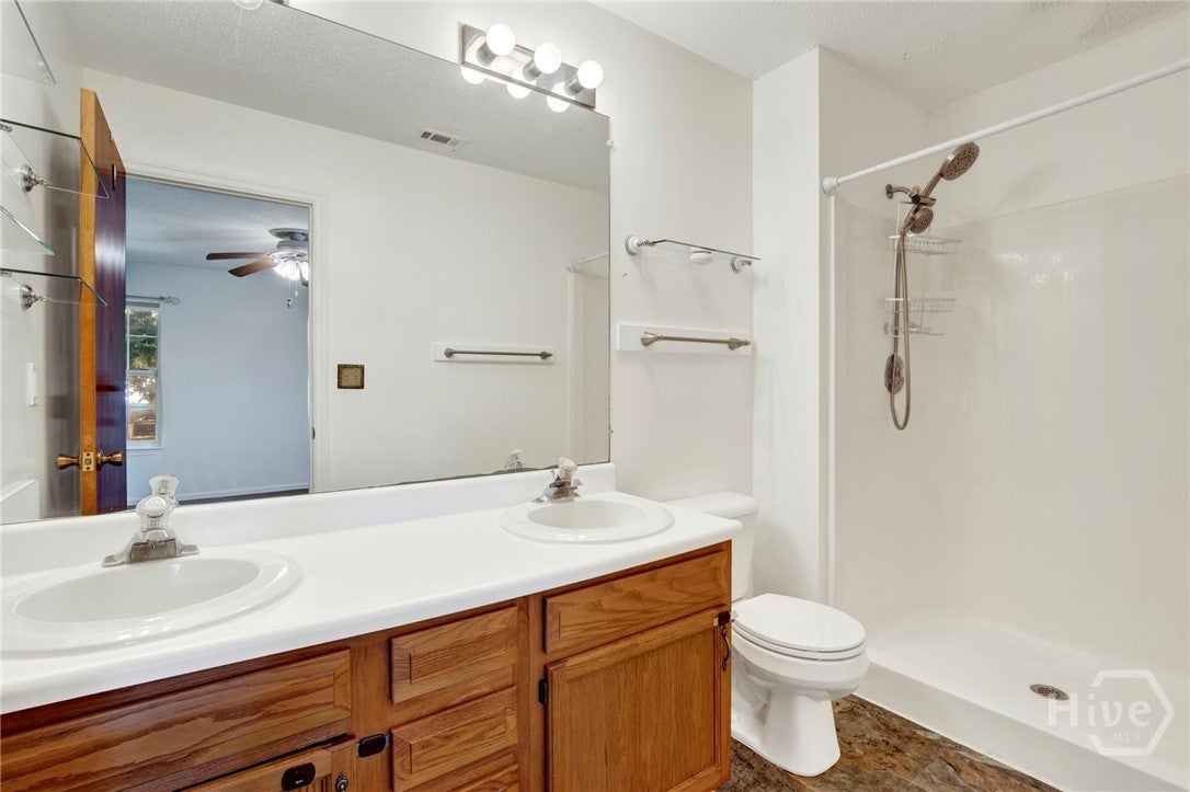 Located in the heart of Tybee Island, 407 7th Street offers the perfec – image 63