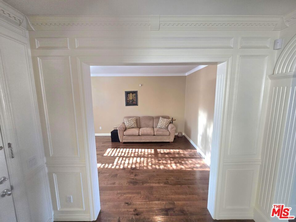 Stunning 5-bedroom, 4-bathroom, 2-story single-family home in the high – image 4