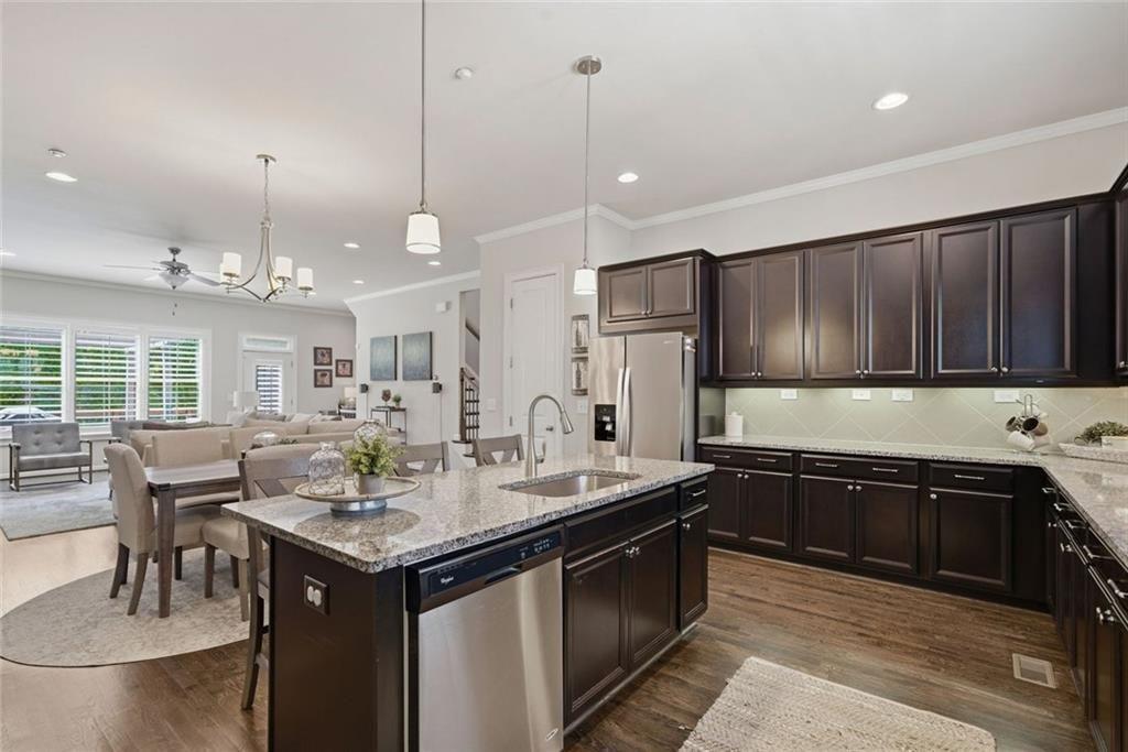 This beautifully maintained townhome in Sandy Springs offers an except – image 14
