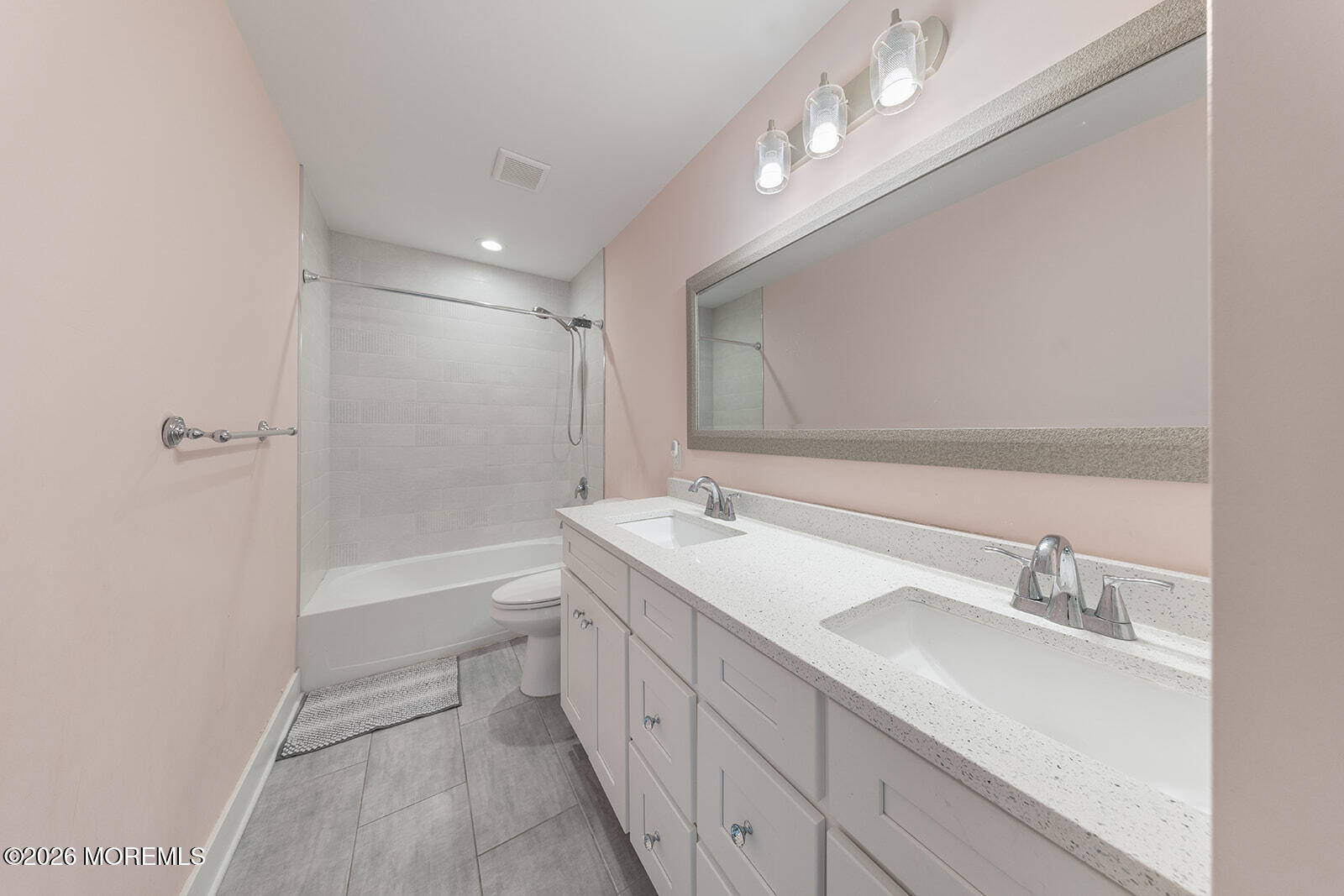 Beautifully maintained 3-bedroom, 2.5-bath home featuring an open-conc – image 22