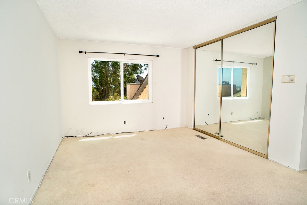 Spacious 3-bedroom, 2-bathroom town-house located in the highly desira – image 11