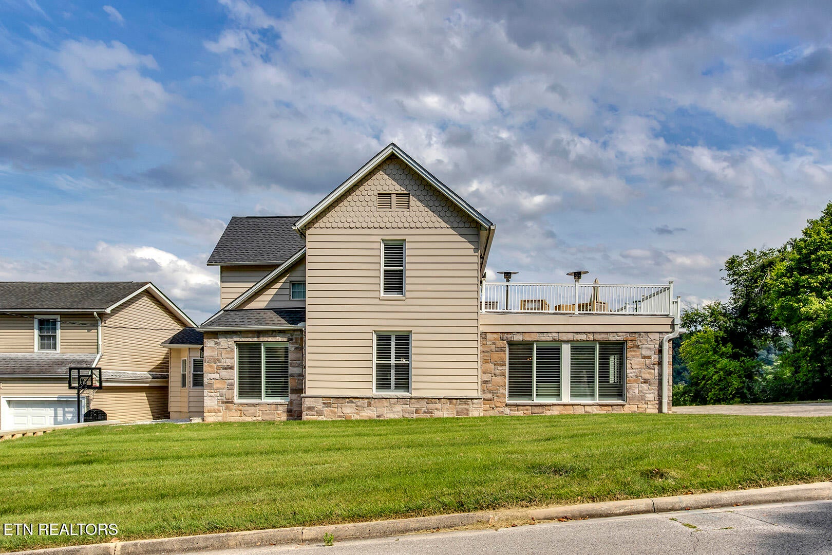 Are you looking for an adorable home with character, comfort, and styl – image 2