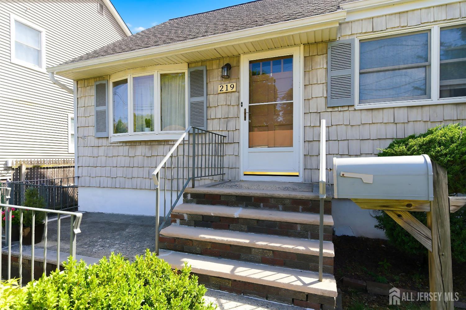 Pride of ownership shines throughout this exceptionally well-kept 3-be – image 22