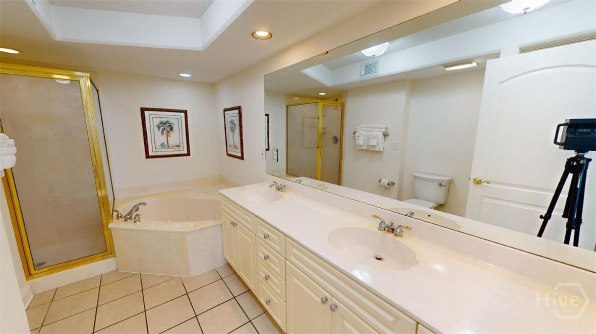 OCEAN FRONT condo - 3rd Floor - What an amazing view. Located on the t – image 17