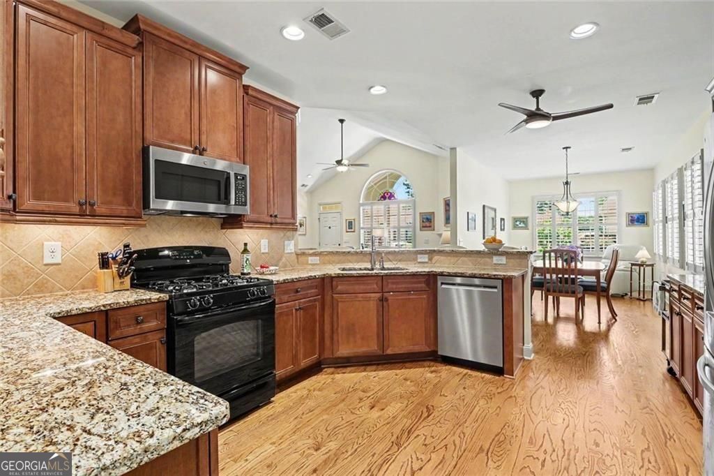 Fantastic opportunity in a vibrant 55+ active-adult community. Beautif – image 11