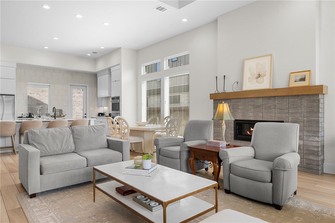 This stunning 4-bedroom, 4.5-bath modern home in Greens Prairie Reserv – image 7