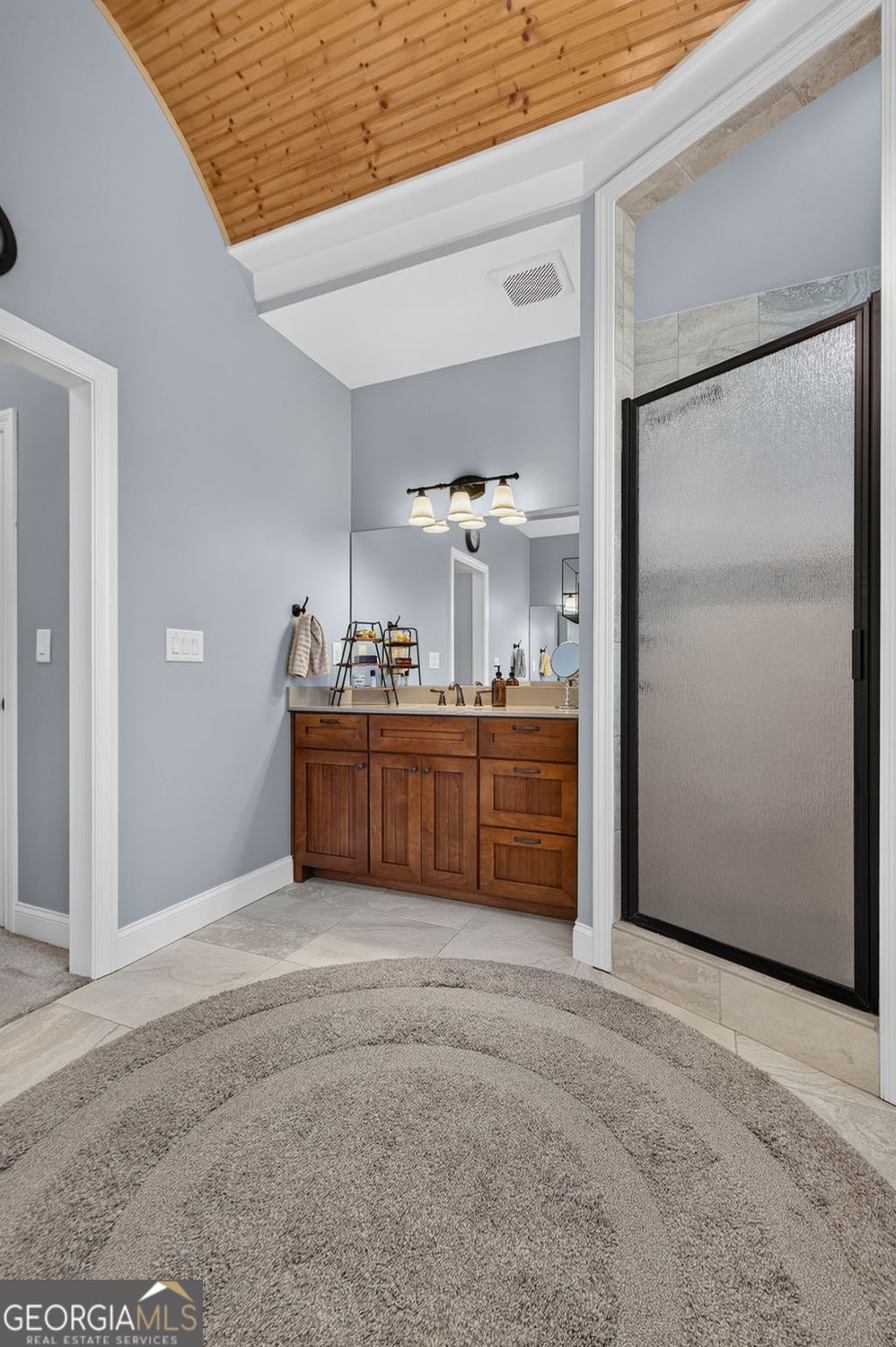 Incredible custom home with tons of bells and whistles in sought after – image 32