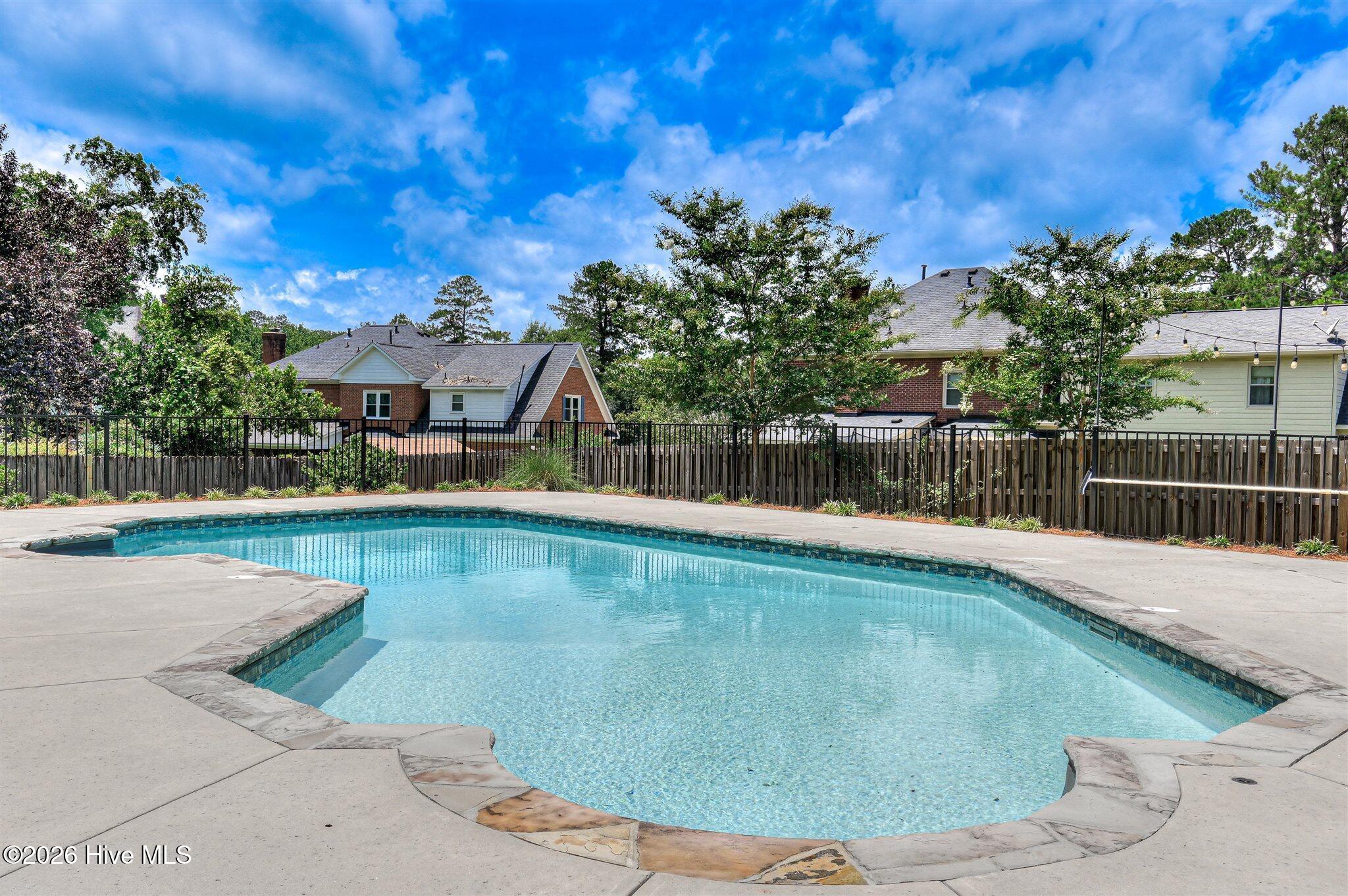 Welcome to this stunning brick home nestled on a quiet cul-de-sac in t – image 65