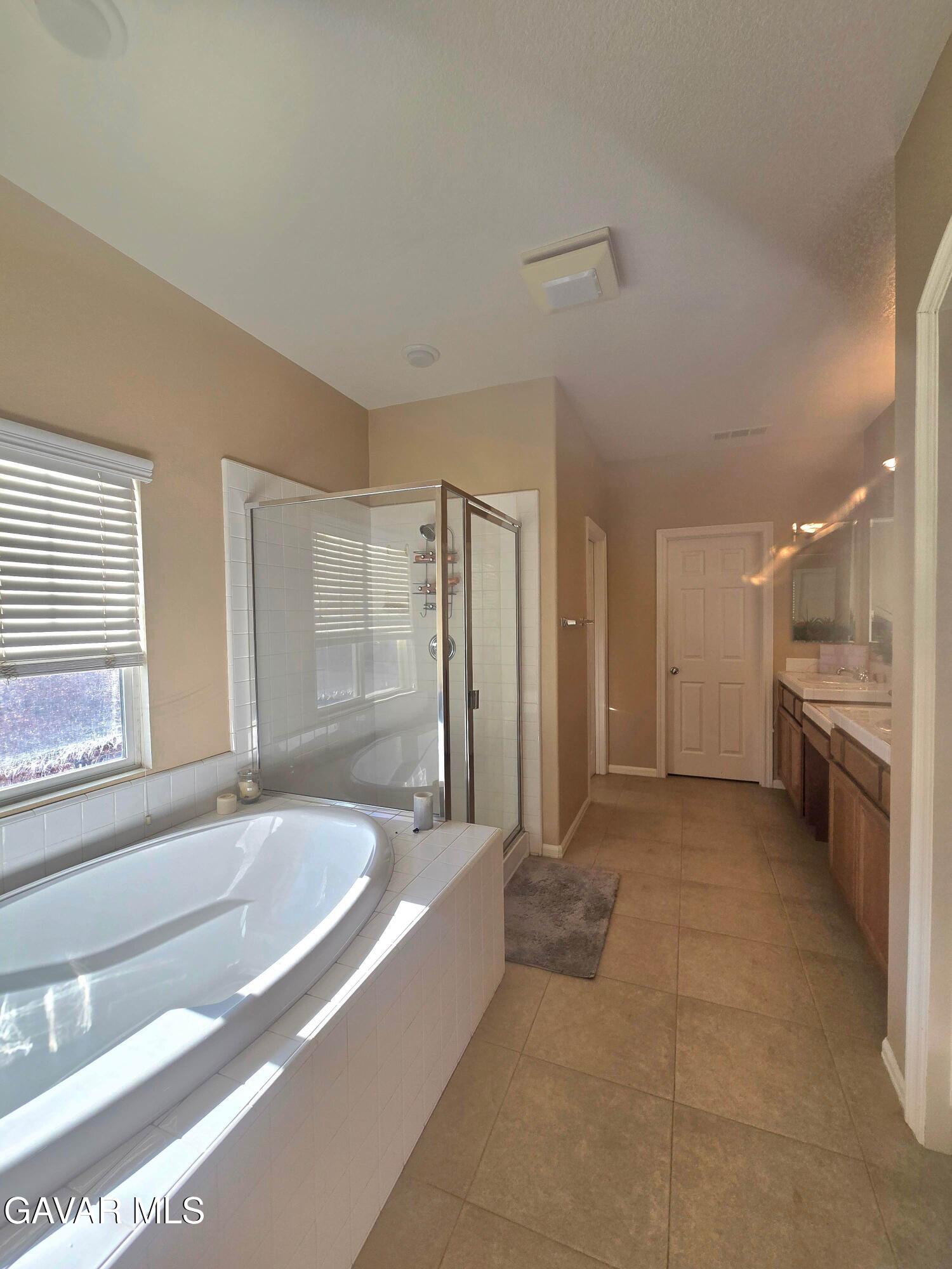 Stunning 5-bedroom, 4-bathroom, 2-story single-family home in the high – image 41