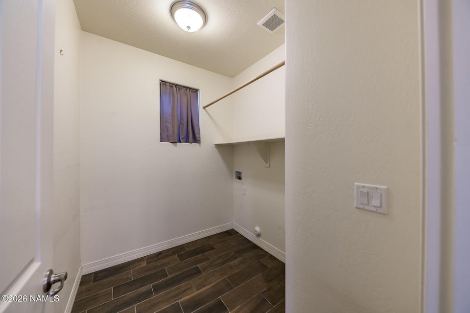 Mountain views, dual primary suites, and Flagstaff living at its fines – image 17